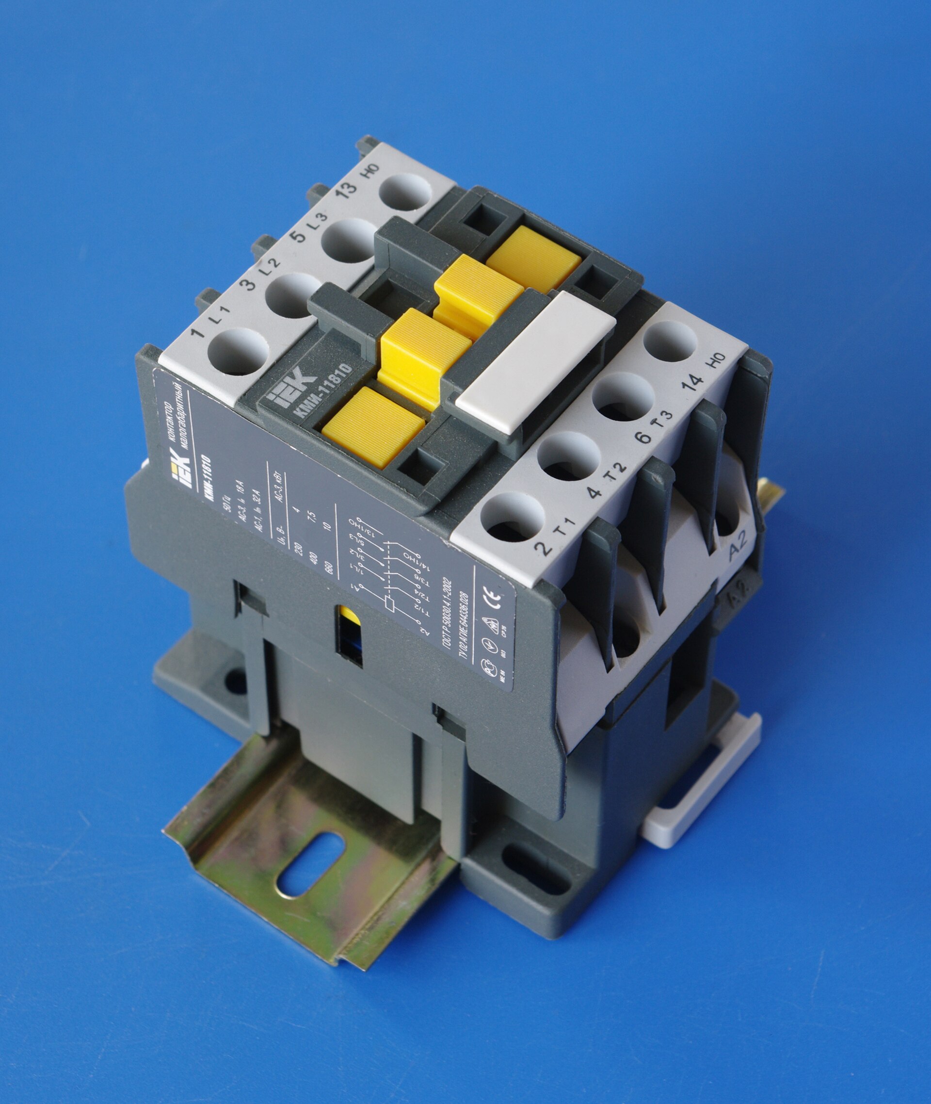 Contactor tripolar con contactos de potencia L1 L2 L3 y contacto auxiliar montado sobre carril DIN
