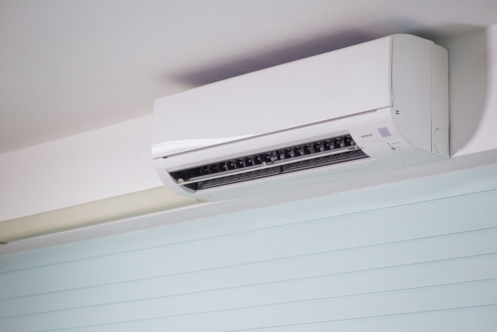 Unidad interior de aire acondicionado split inverter instalada en la pared de una vivienda